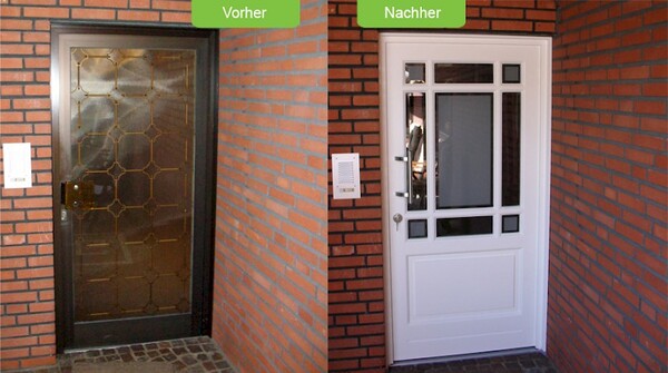 Vergleich von alter und neuer Haustür vor roter Backsteinfassade im Eingangsbereich.
